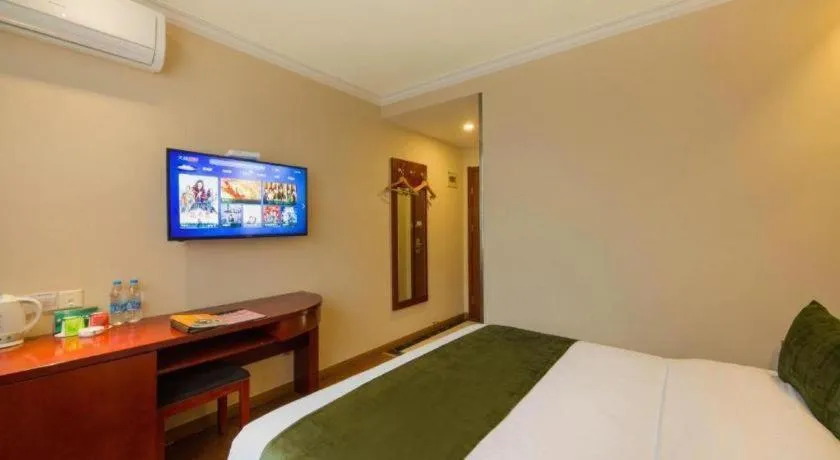 Bed in GreenTree Inn Suzhou Guanqian Street Leqiao Metro Station