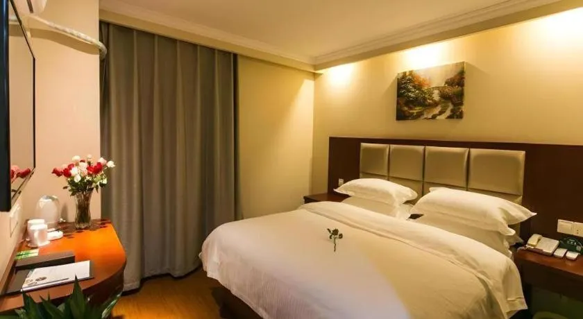 Bed in GreenTree Inn Suzhou Guanqian Street Leqiao Metro Station