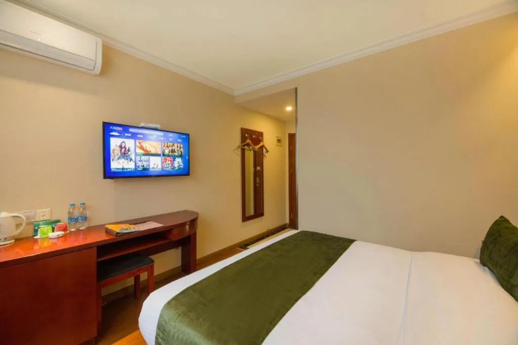 Bed in GreenTree Inn Suzhou Guanqian Street Leqiao Metro Station