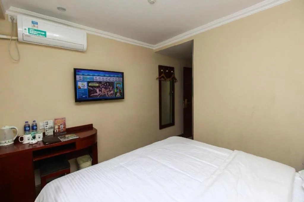 Bed in GreenTree Inn Suzhou Guanqian Street Leqiao Metro Station