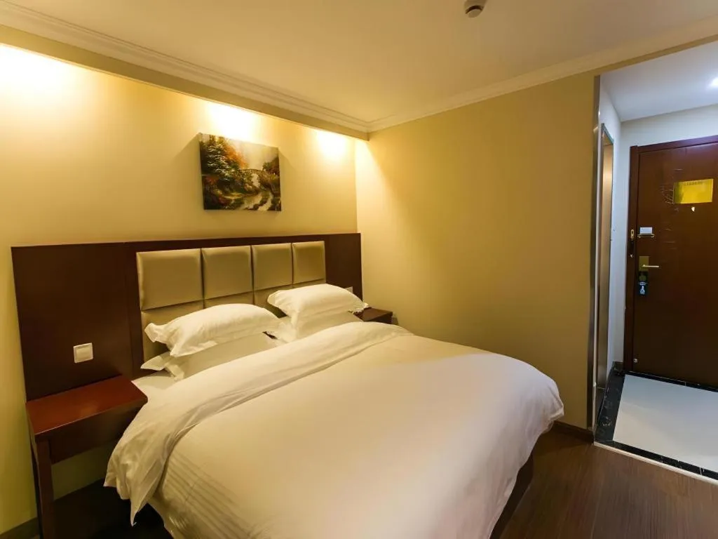 Bed in GreenTree Inn Suzhou Guanqian Street Leqiao Metro Station