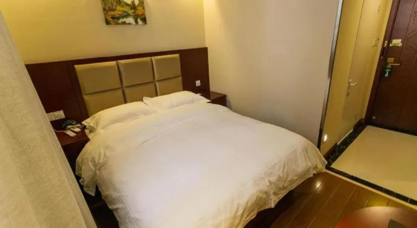 Bed in GreenTree Inn Suzhou Guanqian Street Leqiao Metro Station