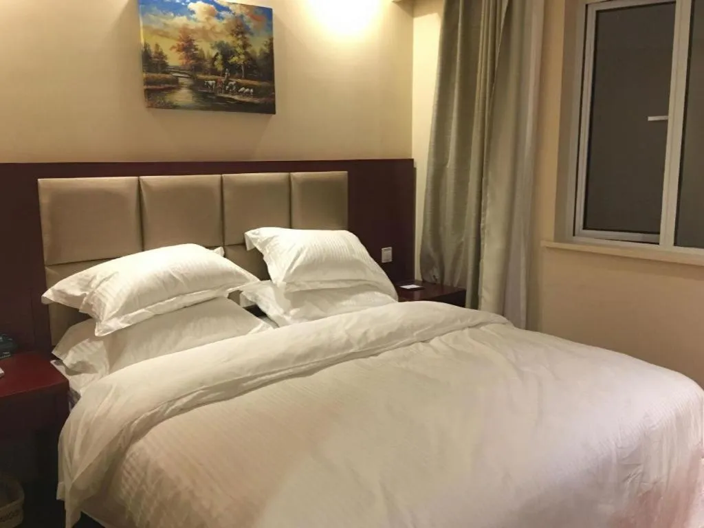 Bed in GreenTree Inn Suzhou Guanqian Street Leqiao Metro Station