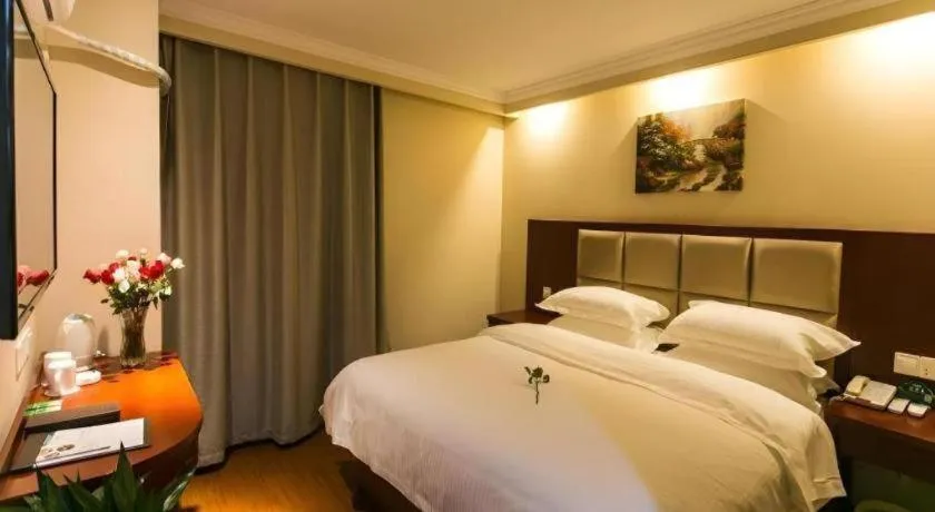Bed in GreenTree Inn Suzhou Guanqian Street Leqiao Metro Station