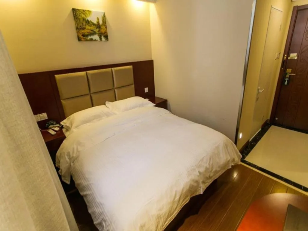 Bed in GreenTree Inn Suzhou Guanqian Street Leqiao Metro Station