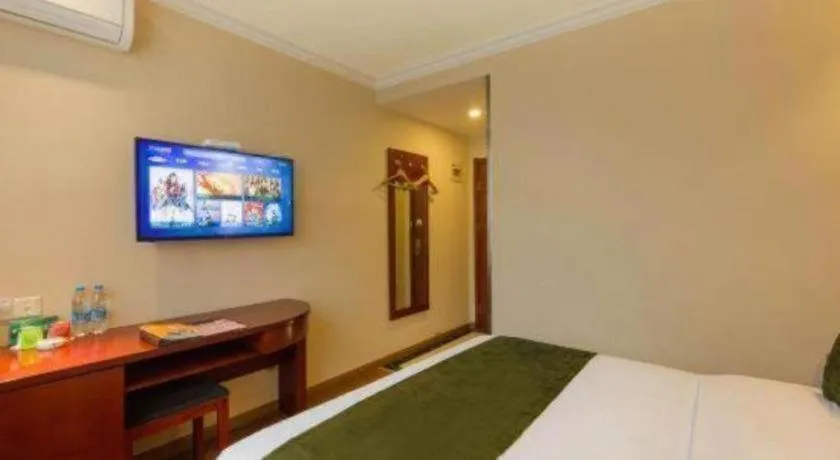 Bed in GreenTree Inn Suzhou Guanqian Street Leqiao Metro Station