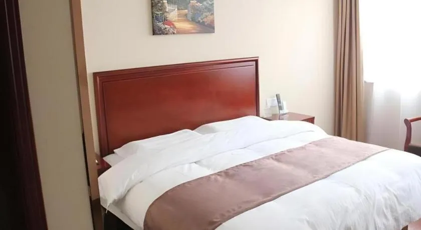 Bed in GreenTree Inn LiaoCheng LinQing HaiShan Building Express Hotel