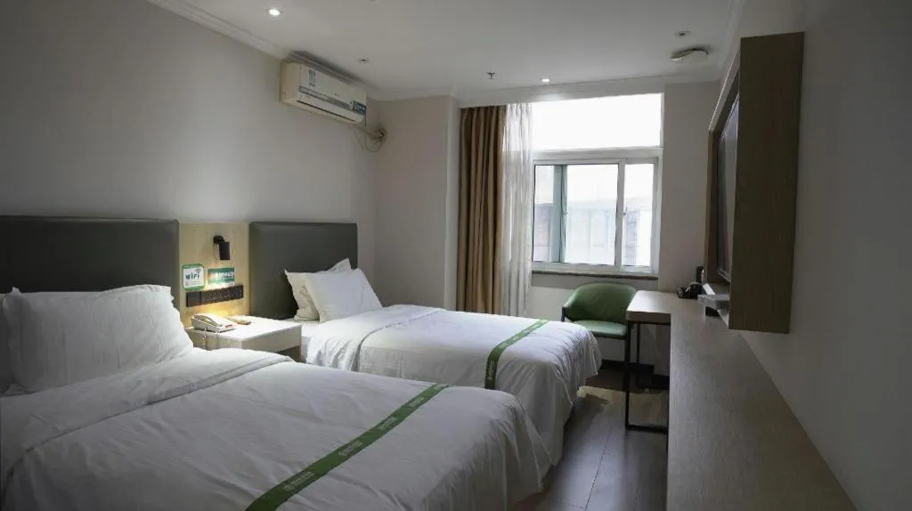 Bed in GreenTree Inn LiaoCheng LinQing HaiShan Building Express Hotel