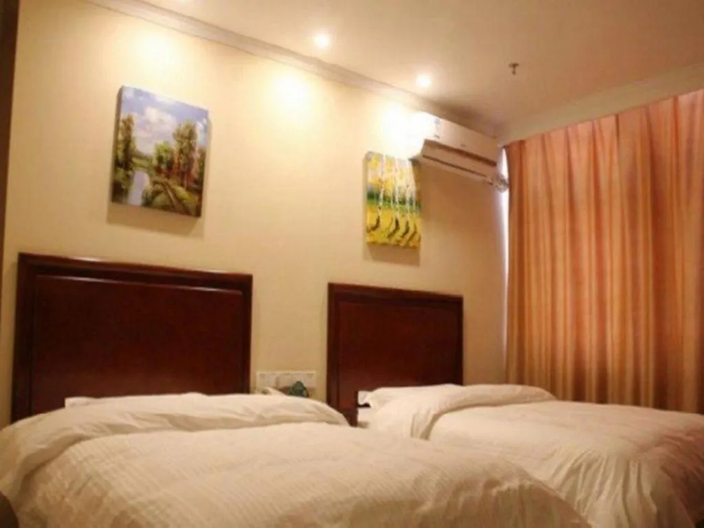 Bed in GreenTree Inn LiaoCheng LinQing HaiShan Building Express Hotel