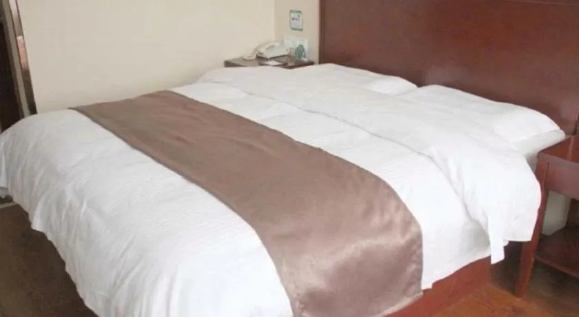 Bed in GreenTree Inn LiaoCheng LinQing HaiShan Building Express Hotel