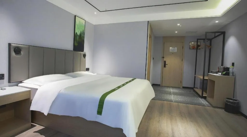Bed in GreenTree Inn LiaoCheng LinQing HaiShan Building Express Hotel