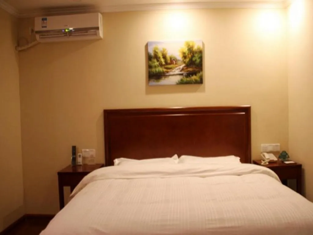 Bed in GreenTree Inn LiaoCheng LinQing HaiShan Building Express Hotel