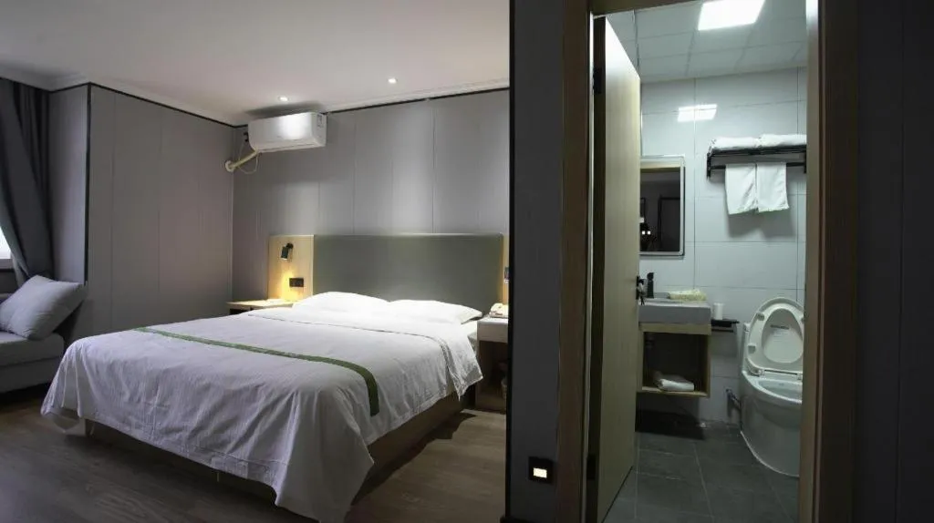 Bed in GreenTree Inn LiaoCheng LinQing HaiShan Building Express Hotel