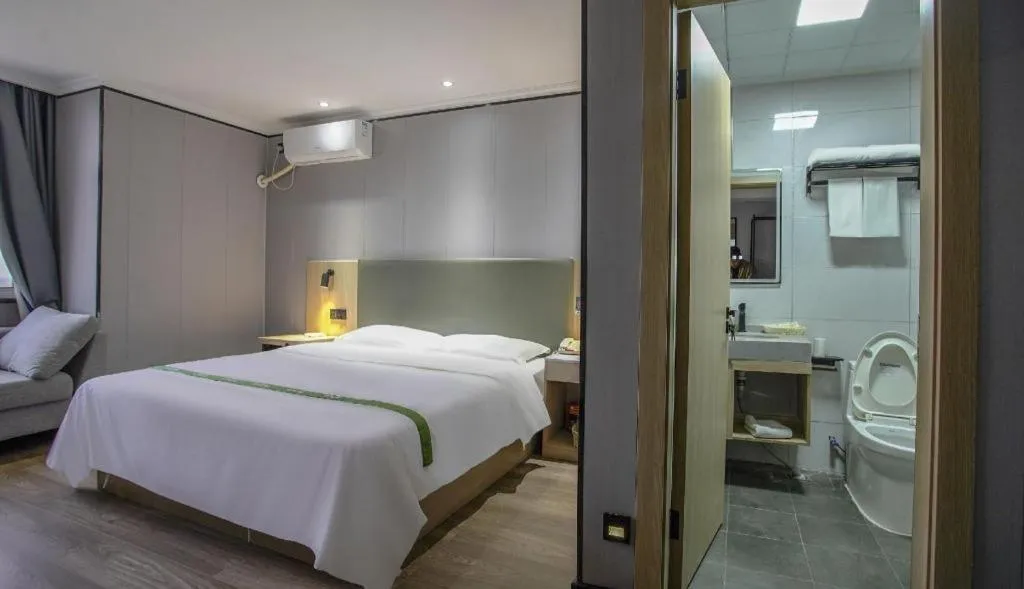 Bed in GreenTree Inn LiaoCheng LinQing HaiShan Building Express Hotel