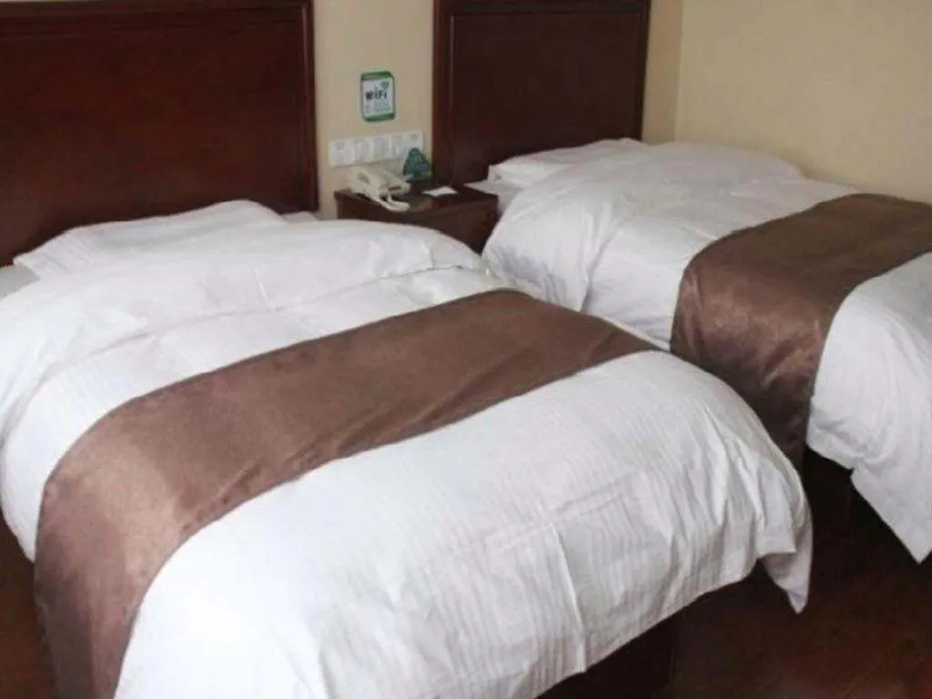 Bed in GreenTree Inn LiaoCheng LinQing HaiShan Building Express Hotel