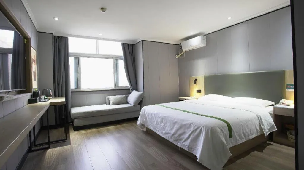 Bed in GreenTree Inn LiaoCheng LinQing HaiShan Building Express Hotel