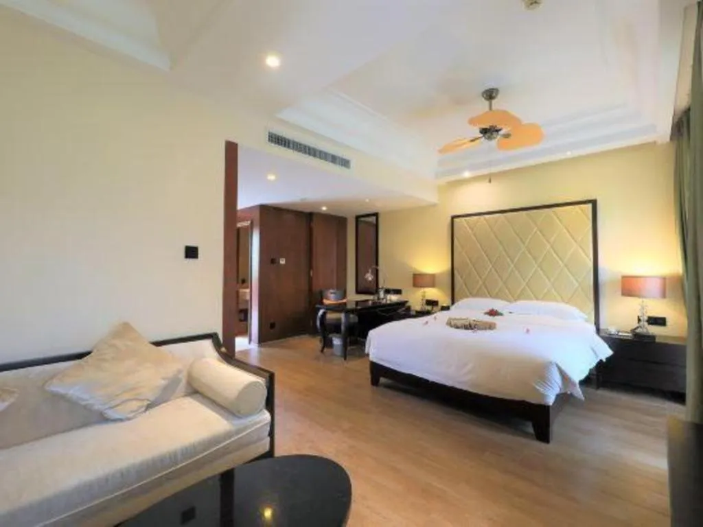 Bed in Hainan Yatai Hot Spring Hotel