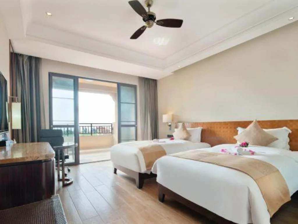 Bed in Hainan Yatai Hot Spring Hotel