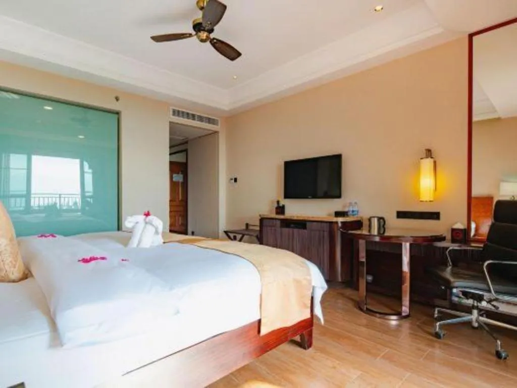 Bed in Hainan Yatai Hot Spring Hotel