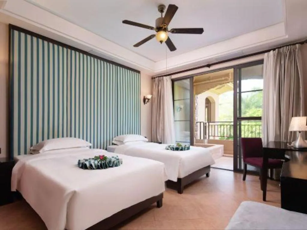 Bed in Hainan Yatai Hot Spring Hotel