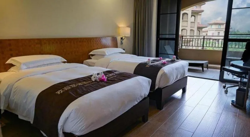 Bed in Hainan Yatai Hot Spring Hotel