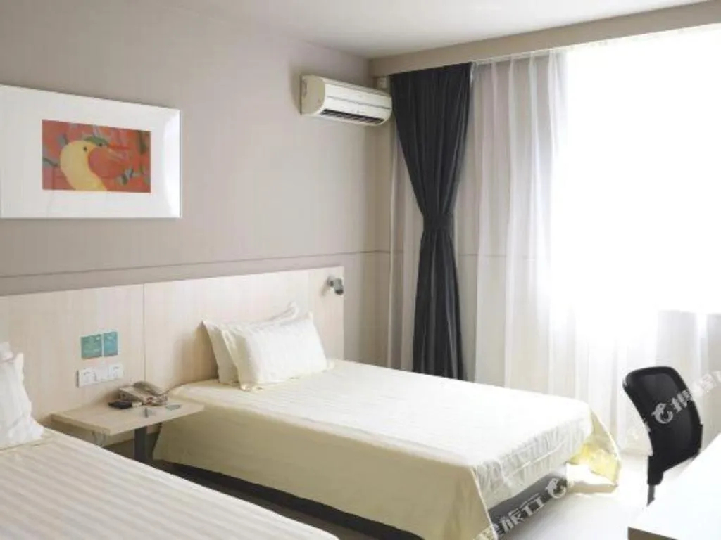 Bed in Jinjiang Inn Caobao Road Subway Station