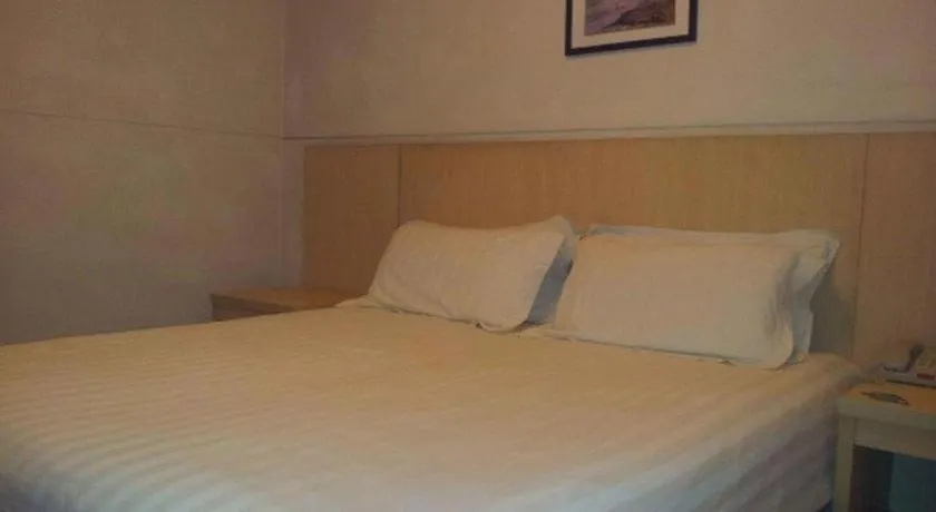 Bed in Jinjiang Inn Caobao Road Subway Station
