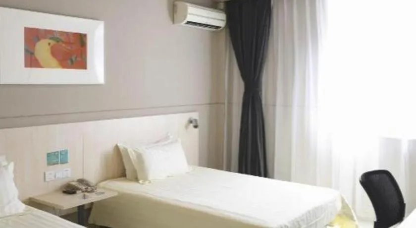 Bed in Jinjiang Inn Caobao Road Subway Station