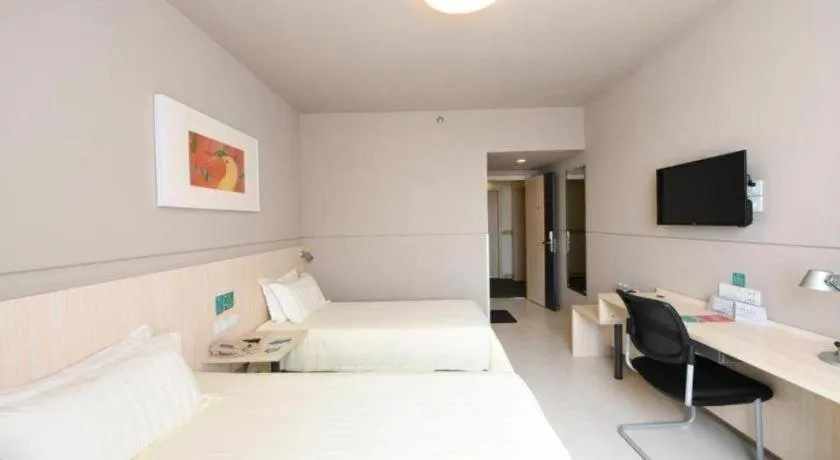 Bed in Jinjiang Inn Caobao Road Subway Station