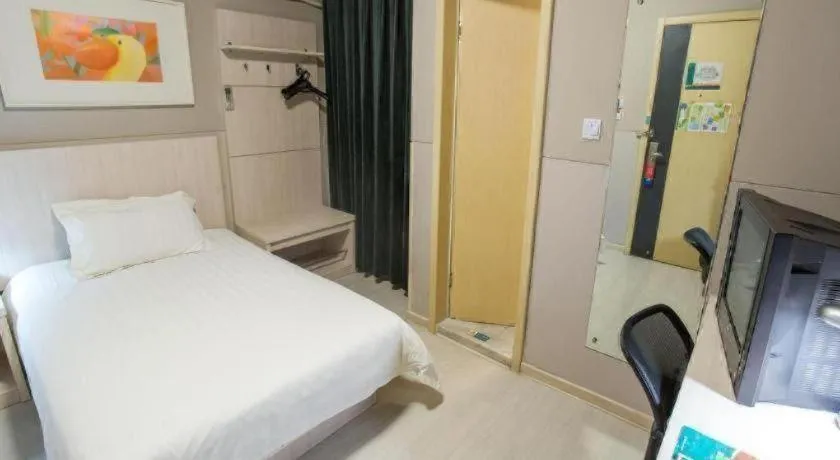Bed in Jinjiang Inn Caobao Road Subway Station