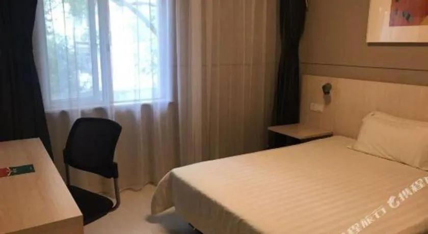 Bed in Jinjiang Inn Caobao Road Subway Station