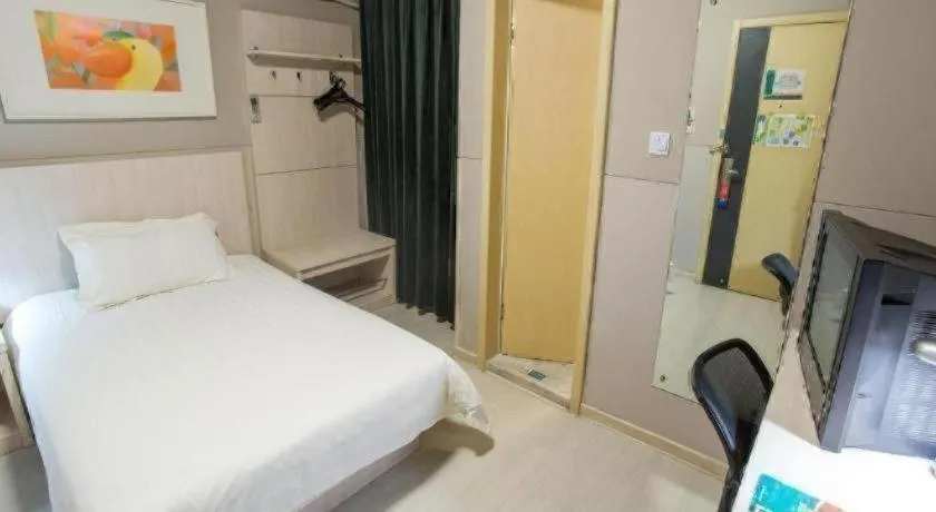 Bed in Jinjiang Inn Caobao Road Subway Station