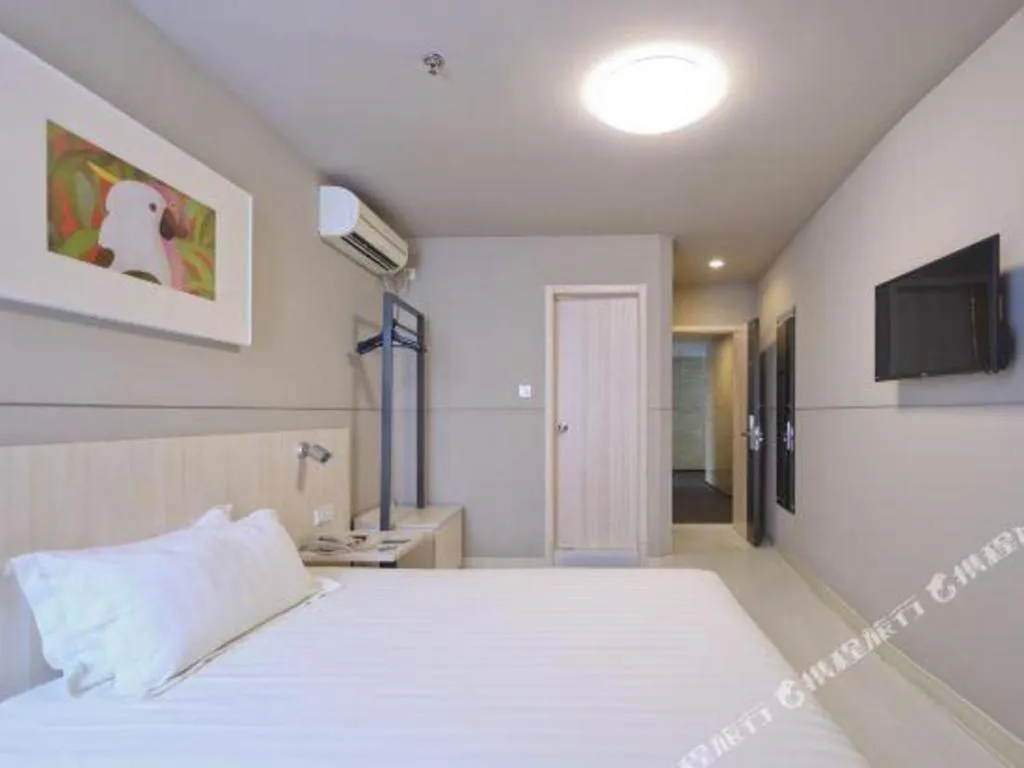 Bed in Jinjiang Inn Caobao Road Subway Station