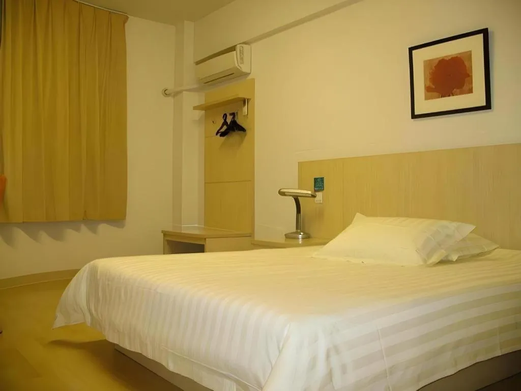 Bed in Jinjiang Inn Shanghai Baoshan Shengqiao