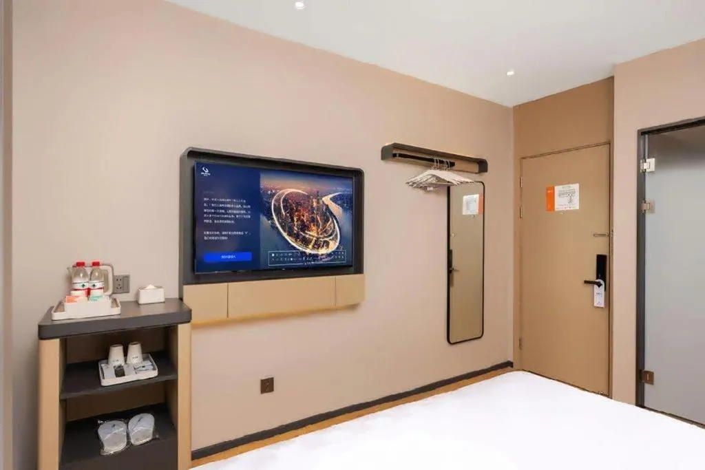 Bed in Jinjiang Inn Henan Museum Hutun Metro Station