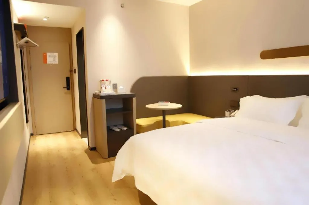 Bed in Jinjiang Inn Henan Museum Hutun Metro Station