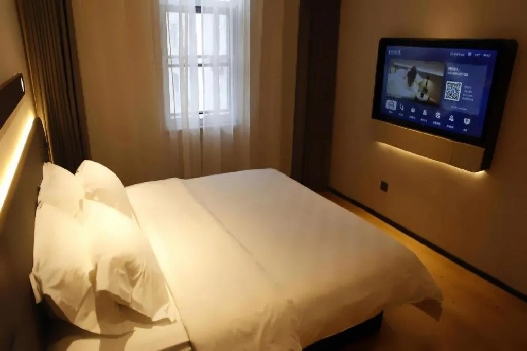 Bed in Jinjiang Inn Henan Museum Hutun Metro Station