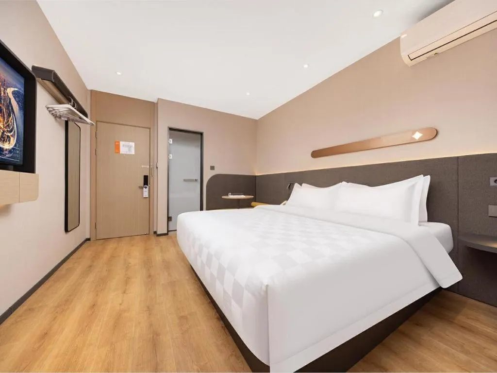 Bed in Jinjiang Inn Henan Museum Hutun Metro Station