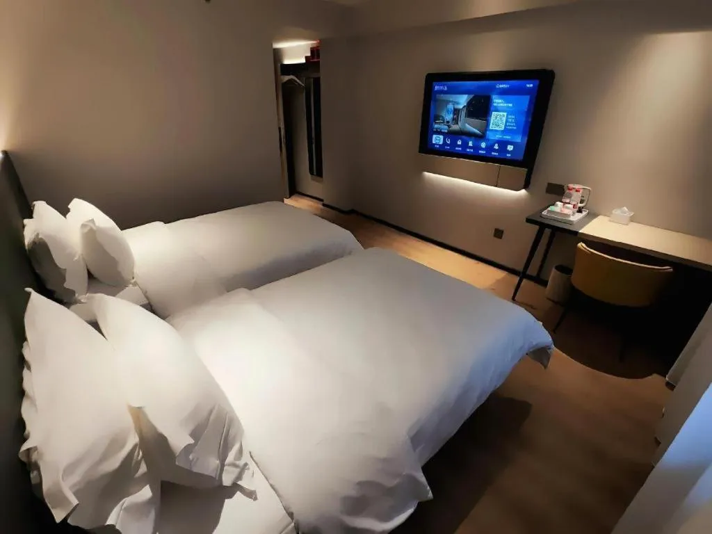 Bed in Jinjiang Inn Henan Museum Hutun Metro Station