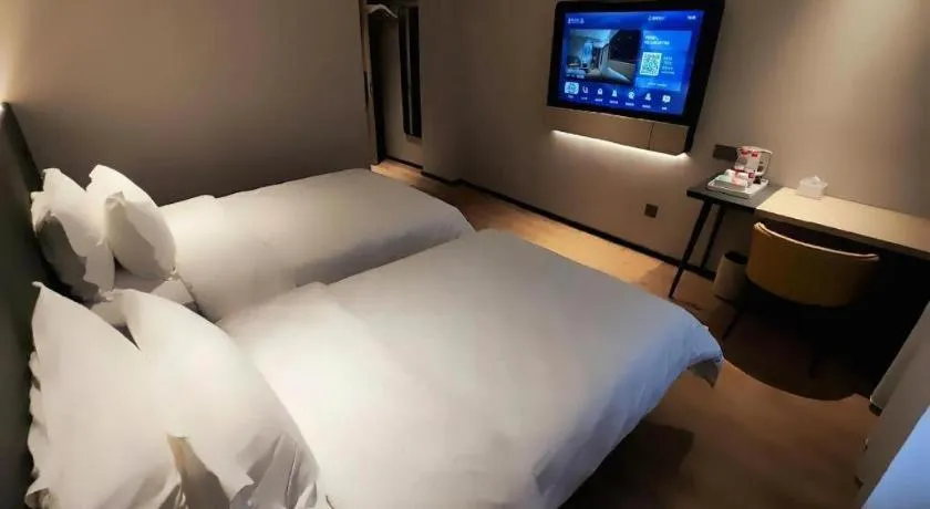Bed in Jinjiang Inn Henan Museum Hutun Metro Station