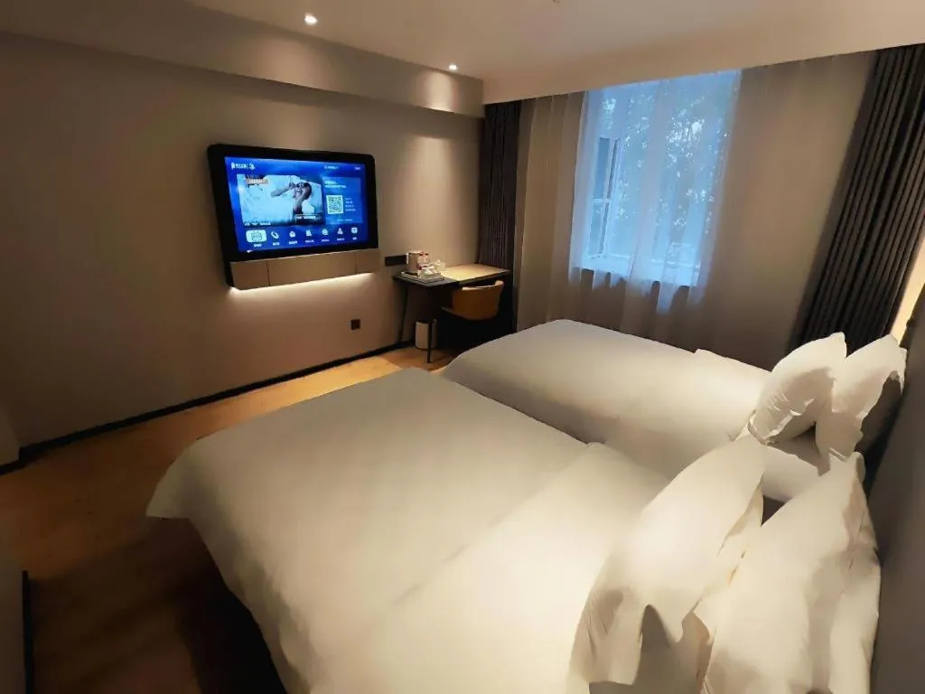 Bed in Jinjiang Inn Henan Museum Hutun Metro Station