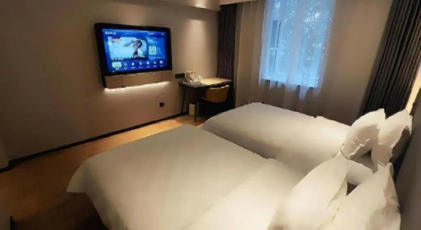 Bed in Jinjiang Inn Henan Museum Hutun Metro Station