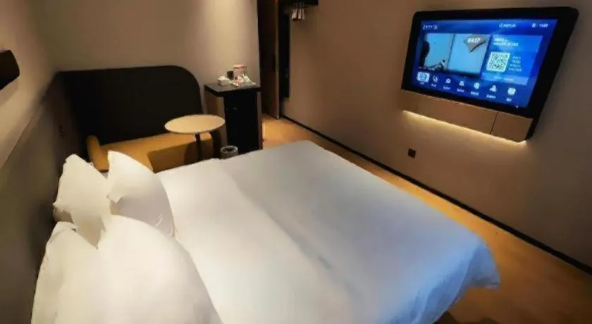 Bed in Jinjiang Inn Henan Museum Hutun Metro Station