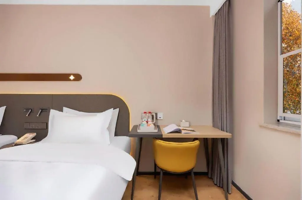 Bed in Jinjiang Inn Henan Museum Hutun Metro Station