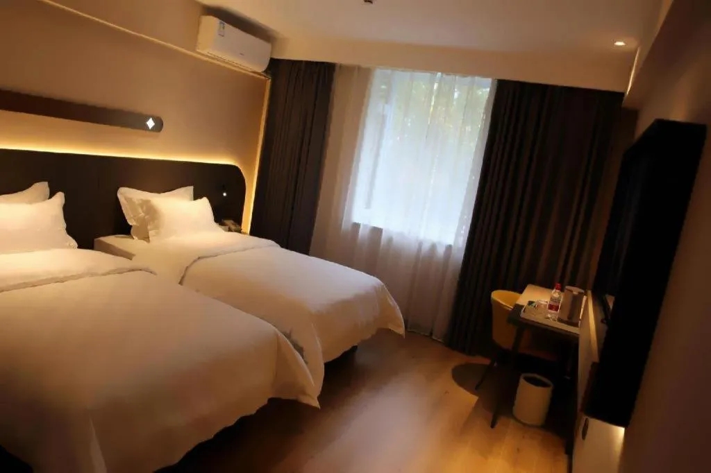 Bed in Jinjiang Inn Henan Museum Hutun Metro Station