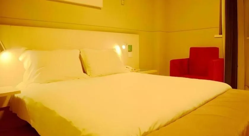 Bed in Jinjiang Inn Changzhou Global Dinosaur City Olympic Center