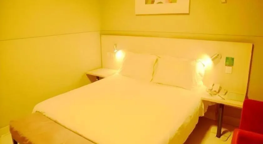 Bed in Jinjiang Inn Changzhou Global Dinosaur City Olympic Center