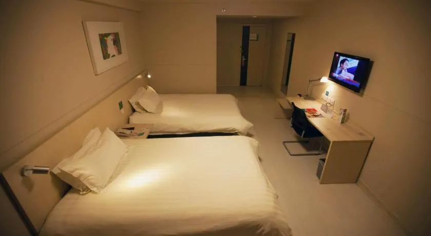 Bed in Jinjiang Inn Xian Dayan Tower Lijia Village Metro Station Jinxi Street