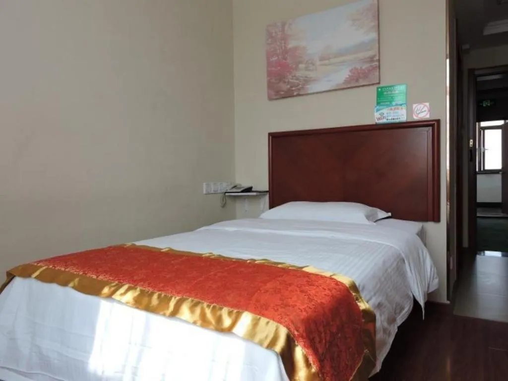 Bed in GreenTree Inn Linyi Feixian Jianshe Road Express Hotel
