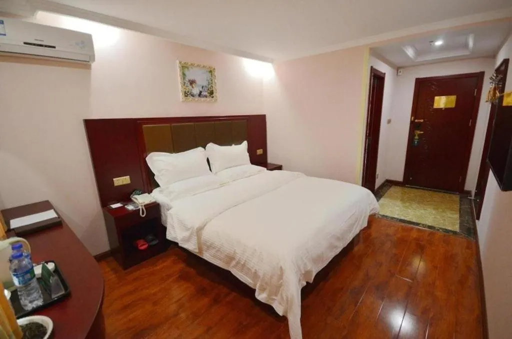 Bed in GreenTree Inn Linyi Feixian Jianshe Road Express Hotel